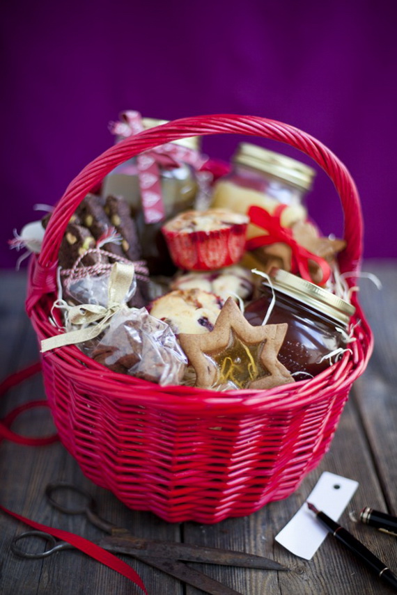 Traditional Christmas Gift Basket Idea_16