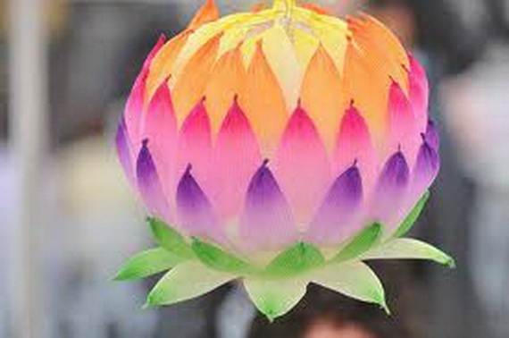 DIY-Paper-Lotus-Lanterns-for-Buddha’s-Birthday__311