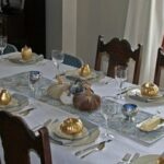 Elegant Gold and White Thanksgiving Décor Ideas _03-min