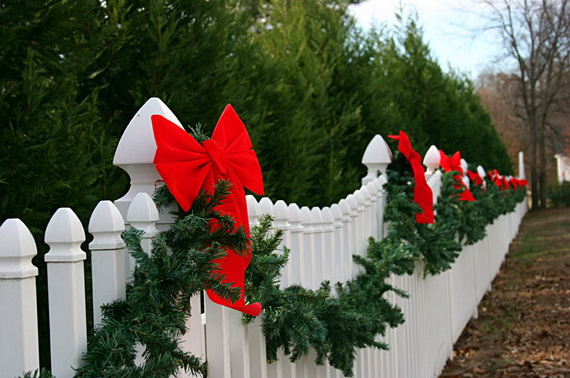 Fresh Festive Christmas Entryway Decorating Ideas_32