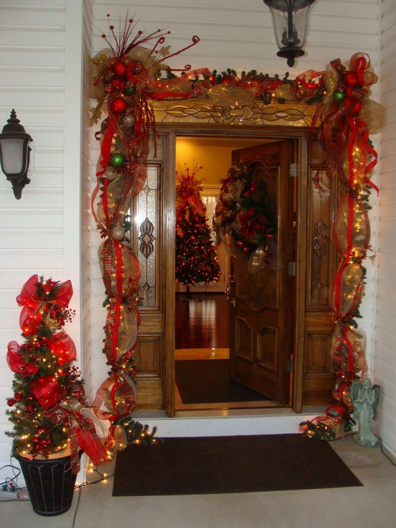 Fresh Festive Christmas Entryway Decorating Ideas_37