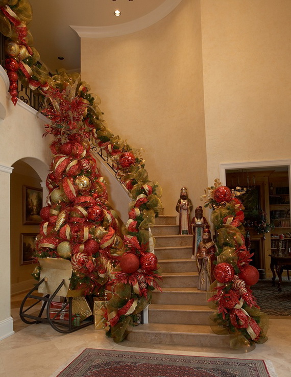Fresh Festive Christmas Entryway Decorating Ideas_45