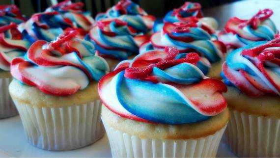 Spectacular Red, Blue, and White Cupcake Decorating Ideas (16)