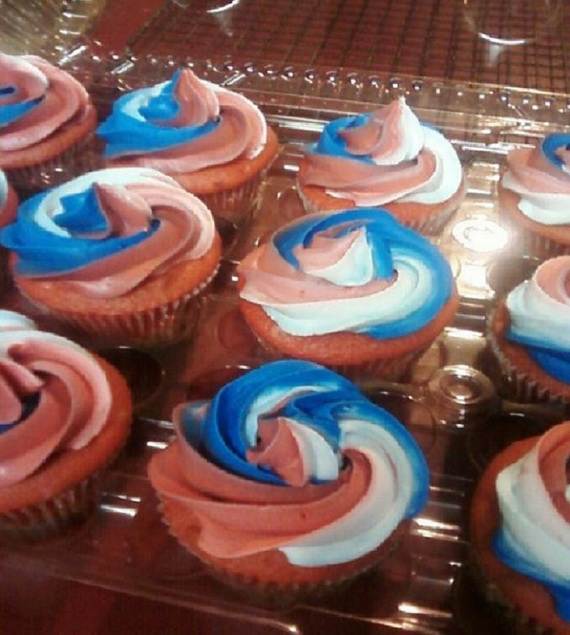 Spectacular Red, Blue, and White Cupcake Decorating Ideas (18)