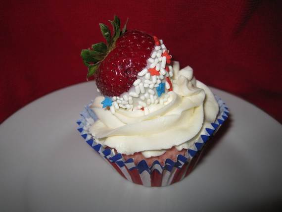 Spectacular Red, Blue, and White Cupcake Decorating Ideas (22)