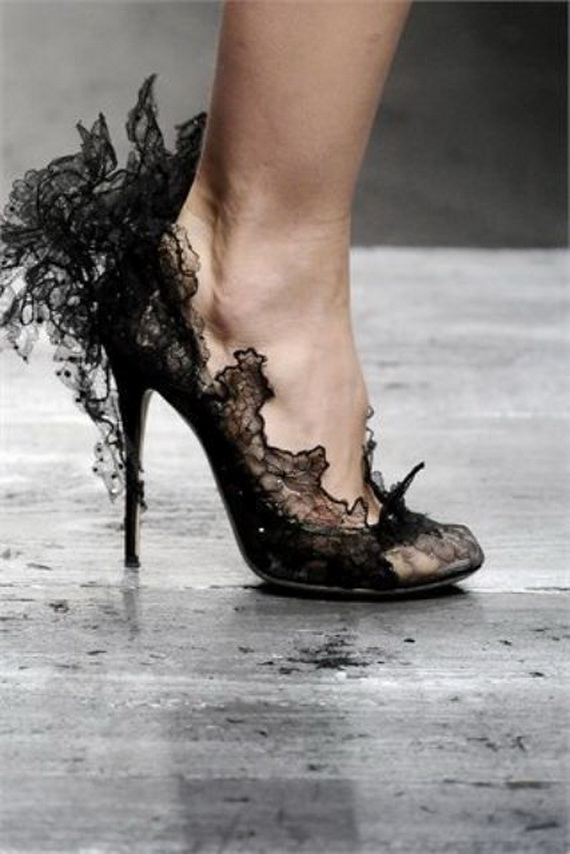 Gorgeous Halloween Wedding Shoes Inspirations For a Spooky Big Day_25