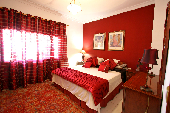 Hot Valentine Room Designs in Rich and Energetic Red Colors   (29)