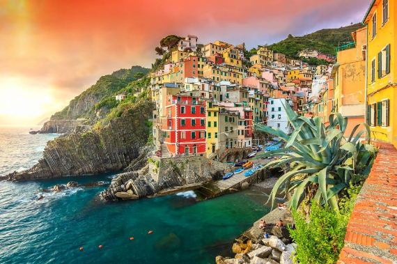 Riomaggiore An Incredible cliff-Side Village In Italy (23)