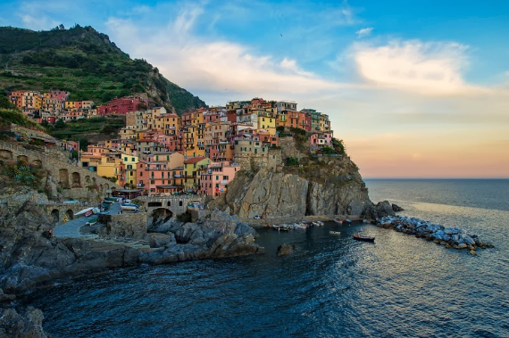 Riomaggiore An Incredible cliff-Side Village In Italy (25)
