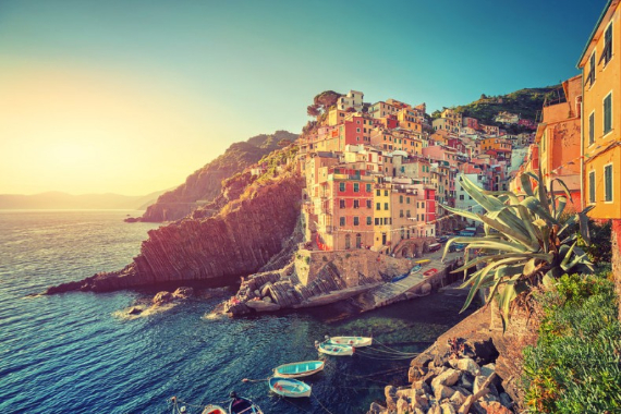 Riomaggiore An Incredible cliff-Side Village In Italy (3)