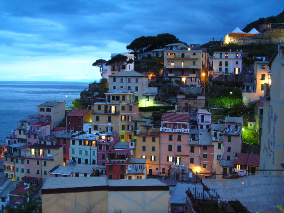 Riomaggiore An Incredible cliff-Side Village In Italy (6)
