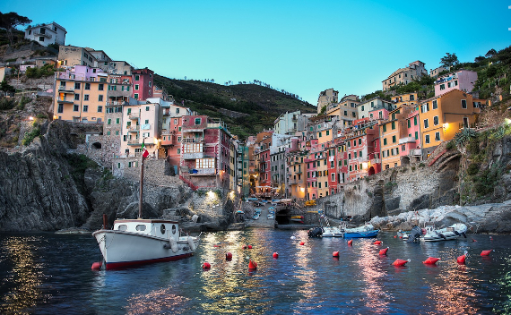 Riomaggiore An Incredible cliff-Side Village In Italy (8)