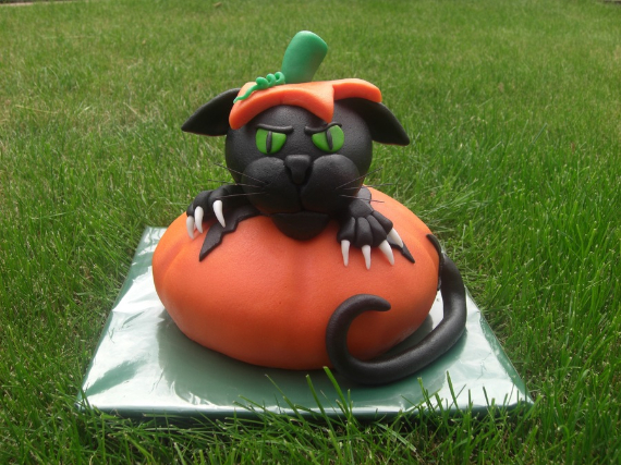 Cute & Non scary Halloween Cake Decorations (6)