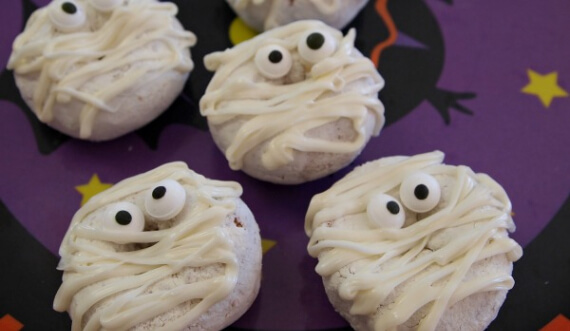 Easy Halloween Treats Doughnuts of Doom (6)