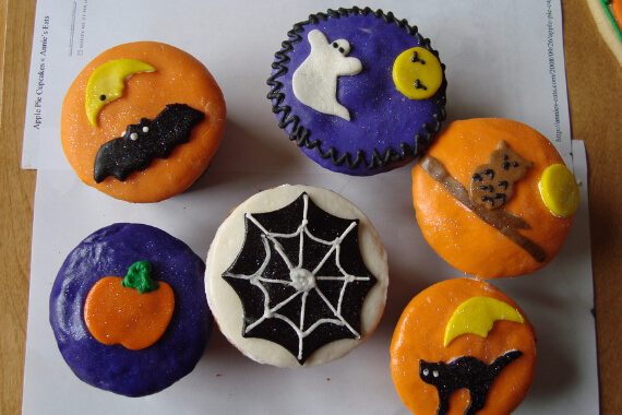 Fun And Simple Ideas For Decorating Halloween Cupcakes (14)