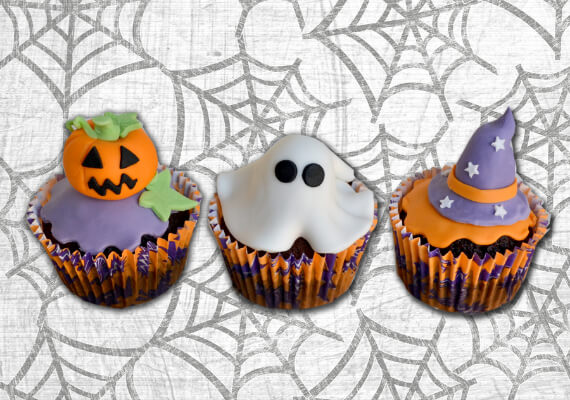 Fun And Simple Ideas For Decorating Halloween Cupcakes (19)
