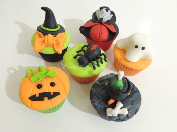 Fun And Simple Ideas For Decorating Halloween Cupcakes (20)