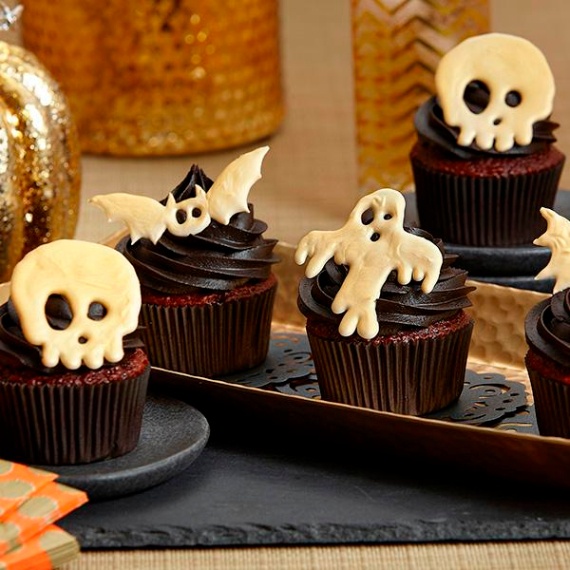 Fun And Simple Ideas For Decorating Halloween Cupcakes (21)