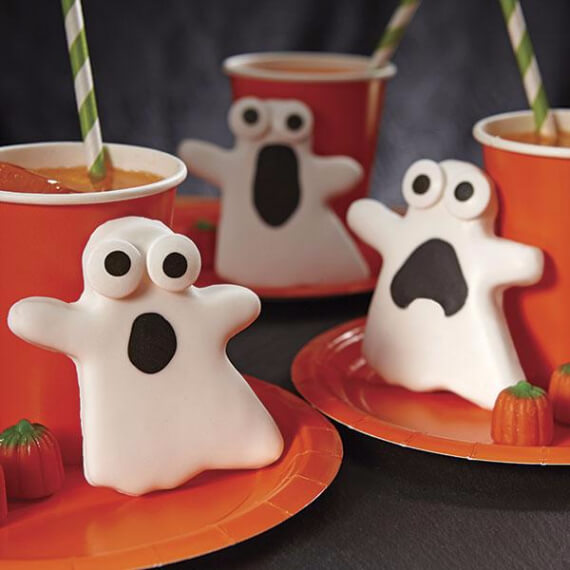 Fun And Simple Ideas For Decorating Halloween Cupcakes (29)