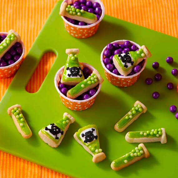 Fun And Simple Ideas For Decorating Halloween Cupcakes (34)