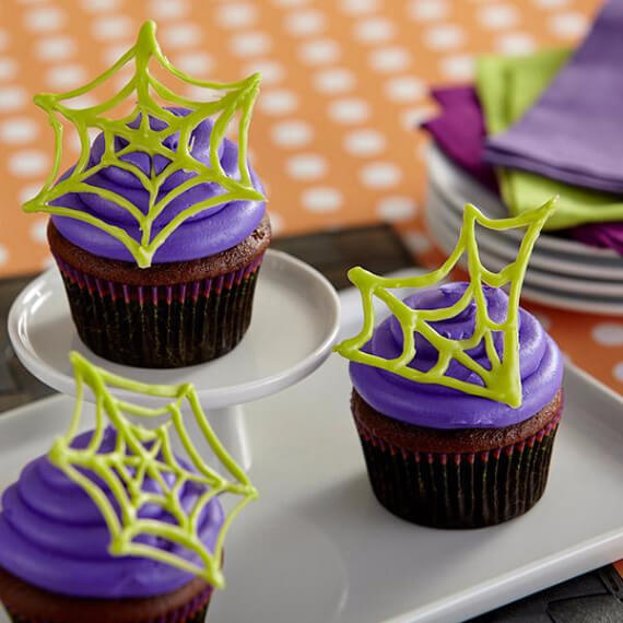Fun And Simple Ideas For Decorating Halloween Cupcakes (6)