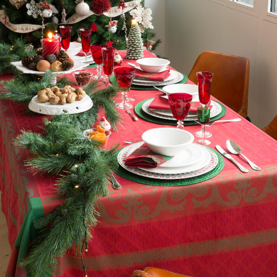 Christmas Dining Table Decor In Red And White (11)