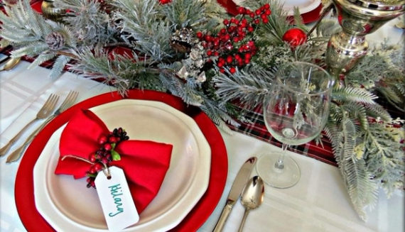 Christmas Dining Table Decor In Red And White (24)