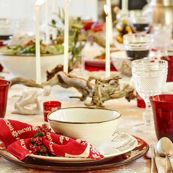 Christmas Dining Table Decor In Red And White (4)