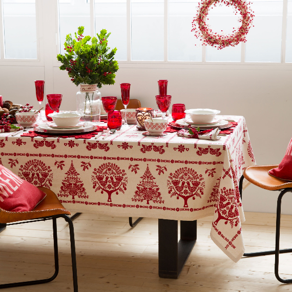 Christmas Dining Table Decor In Red And White (8)