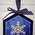 18-stitched-wool-door-hanger-with-a-snowflake
