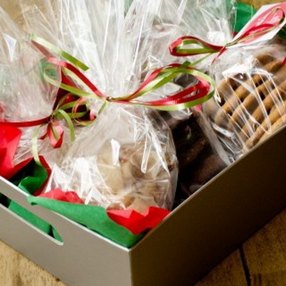 Traditional Christmas Gift Basket Idea_19