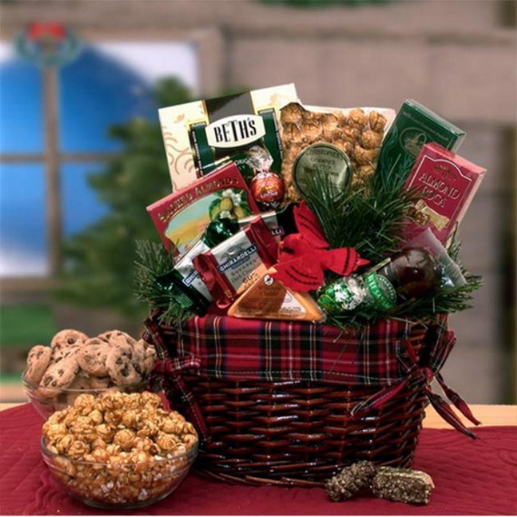 Traditional Christmas Gift Basket Idea_21