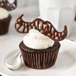 CUPCAKES WITH MUSTACHES