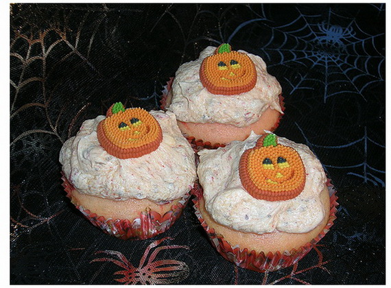 Best Creative Decorating Ideas for Halloween Cupcakes_34