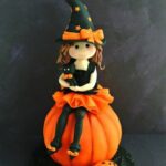 Creative Decorating Ideas for Halloween Cupcakes (15)