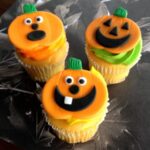 Creative Decorating Ideas for Halloween Cupcakes (18)