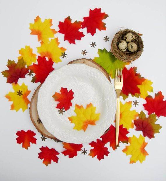 decorative-autumn-table-leaves
