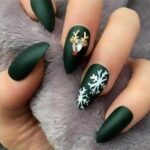 green-christmas-nail-art