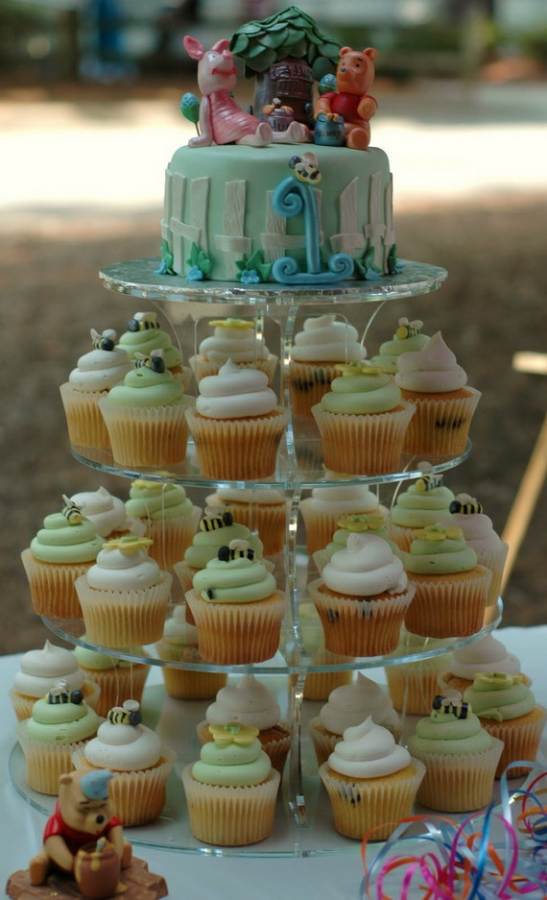 Winnie-the-Pooh-Cake-and-Cupcakes-Decorating-Ideas_51