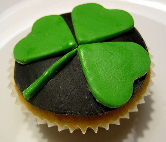 St-Patricks-Day-Shamrock-Cupcake_resize