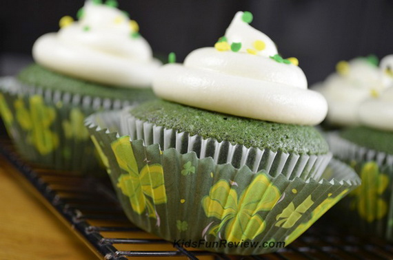 green-velvet-st-patricks-day-cupcakes_resize
