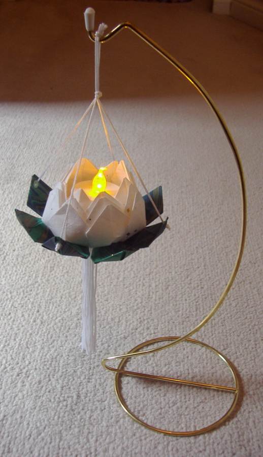 DIY-Paper-Lotus-Lanterns-for-Buddha’s-Birthday__261