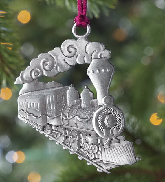 Splendid Ideas For Christmas Tree Decoration With Silver And Gold Ornaments_28