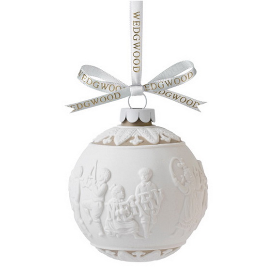 Splendid Ideas For Christmas Tree Decoration With Silver And Gold Ornaments_56