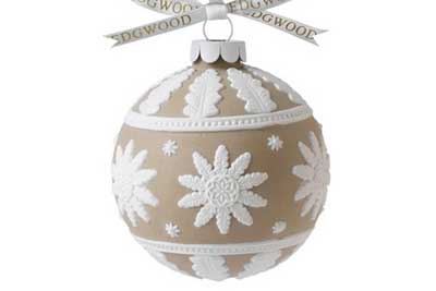 Splendid Ideas For Christmas Tree Decoration With Silver And Gold Ornaments
