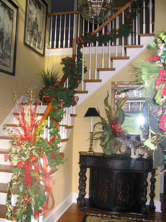 Fresh Festive Christmas Entryway Decorating Ideas_51