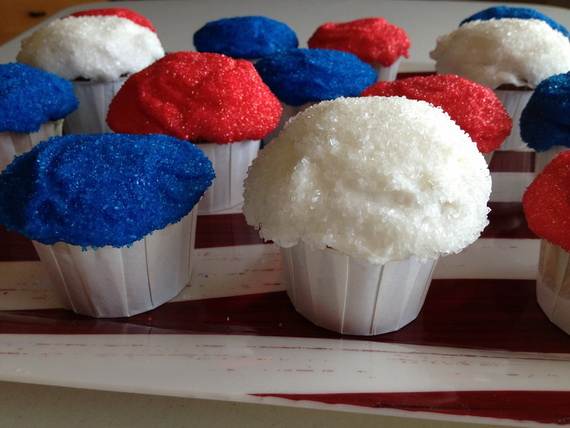 Spectacular Red, Blue, and White Cupcake Decorating Ideas (20)