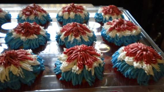 Spectacular Red, Blue, and White Cupcake Decorating Ideas (25)