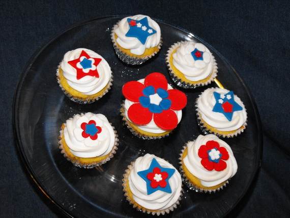 Spectacular Red, Blue, and White Cupcake Decorating Ideas (26)