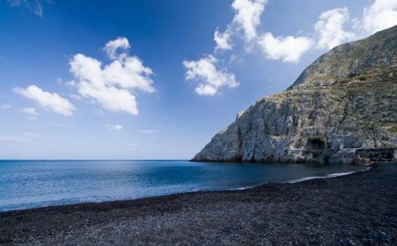 The-Stunning-Santorini-Island-Greece-_Perissa-Beach_2